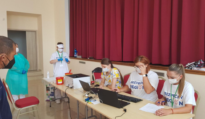 16. fotografia fotogalérie Očkovanie proti ochoreniu COVID-19 v obci Hlinné